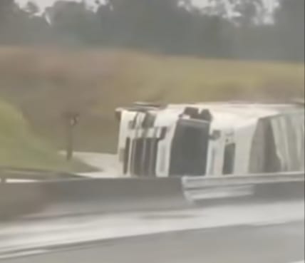 Caminhão tomba próximo ao pedágio na Dom Gabriel